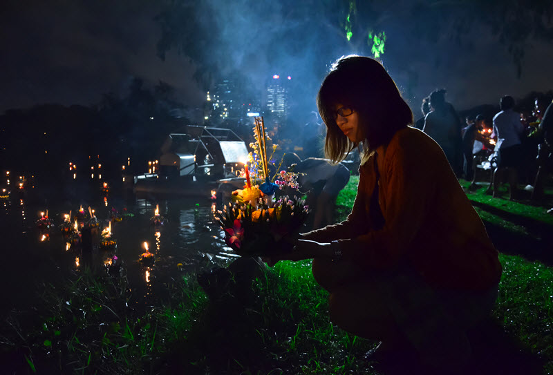 How is Loi Kratong celebrated in Thailand?